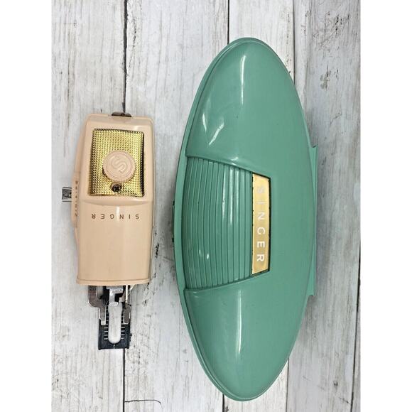 Vintage Retro SINGER #2482607 Clamshell Plastic Case Buttonholer Attachment - Picture 1 of 12